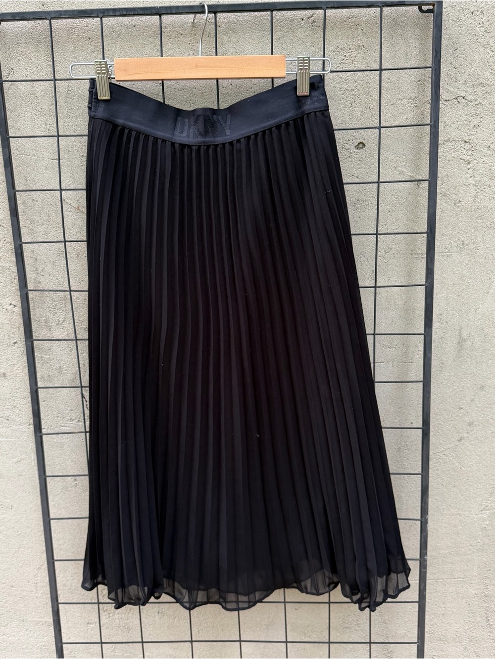 DKNY Black Pleated Midi Skirt with Elastic Waistband